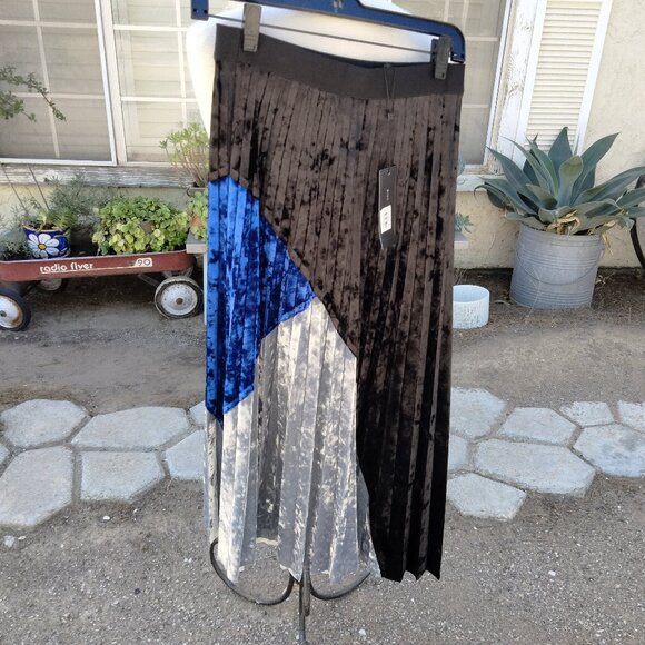 BCBG MAXAZRIA Skirt BCBG MAX AZRIA Elastic Waist NOSWT Velvet Look XS - Picture 4 of 7